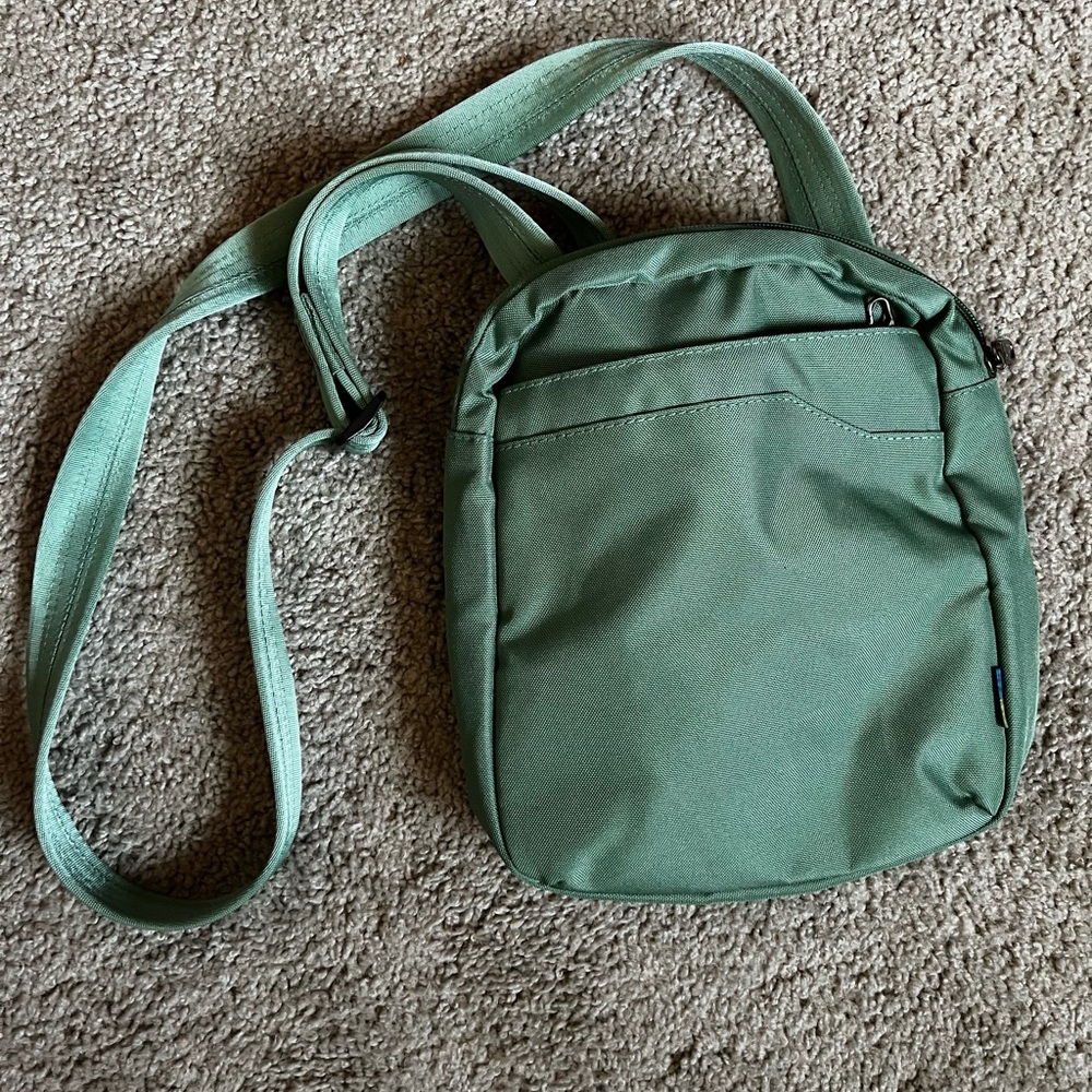 Elegant Green Open Story Crossbody Bag